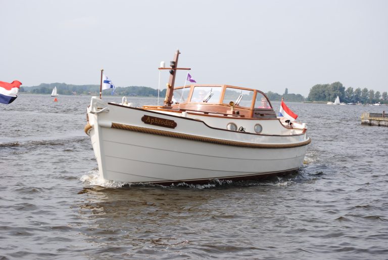Één van de allereerste Knobbe Classics 35 vaart in het water met open kuip, zonder hardtop. Het is de gebroken wit geverfde Aphrodite.