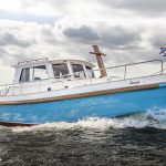 Knobbe Classic 32 met bruisend water voor de boeg