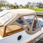 Onze Knobbe Classic 28 met een cabriolet tent. Vele ramen zowel naar voren gericht als zijwaarts. Afritsbare schaduwpanelen en ramen open te ritsen voor ventilatie.
