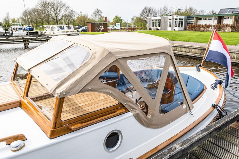 Onze Knobbe Classic 28 met een cabriolet tent. Vele ramen zowel naar voren gericht als zijwaarts. Afritsbare schaduwpanelen en ramen open te ritsen voor ventilatie.