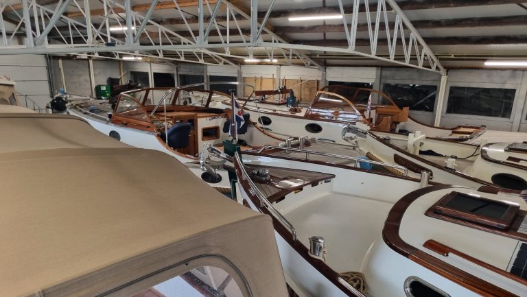 Onze loods voor de winterstalling. Deze staat helemaal vol met Knobbe Classics!