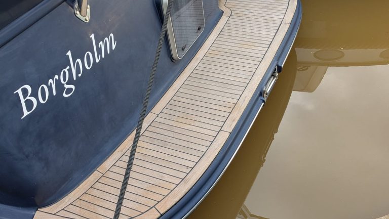 Achter teakdek vervangen op Zweeds schip